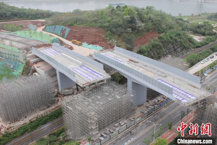 总重14万余吨上跨成渝铁路的双幅转体桥成功转体