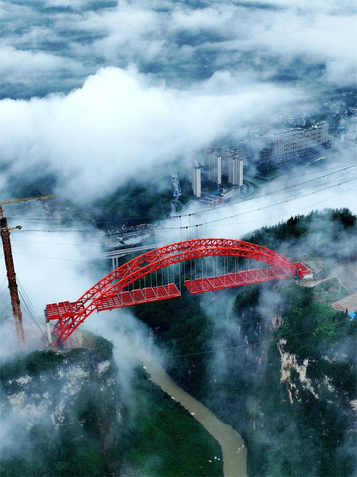 由湖北交投投资建设的溇水河特大桥位于鹤峰县境内,是宜来高速公路