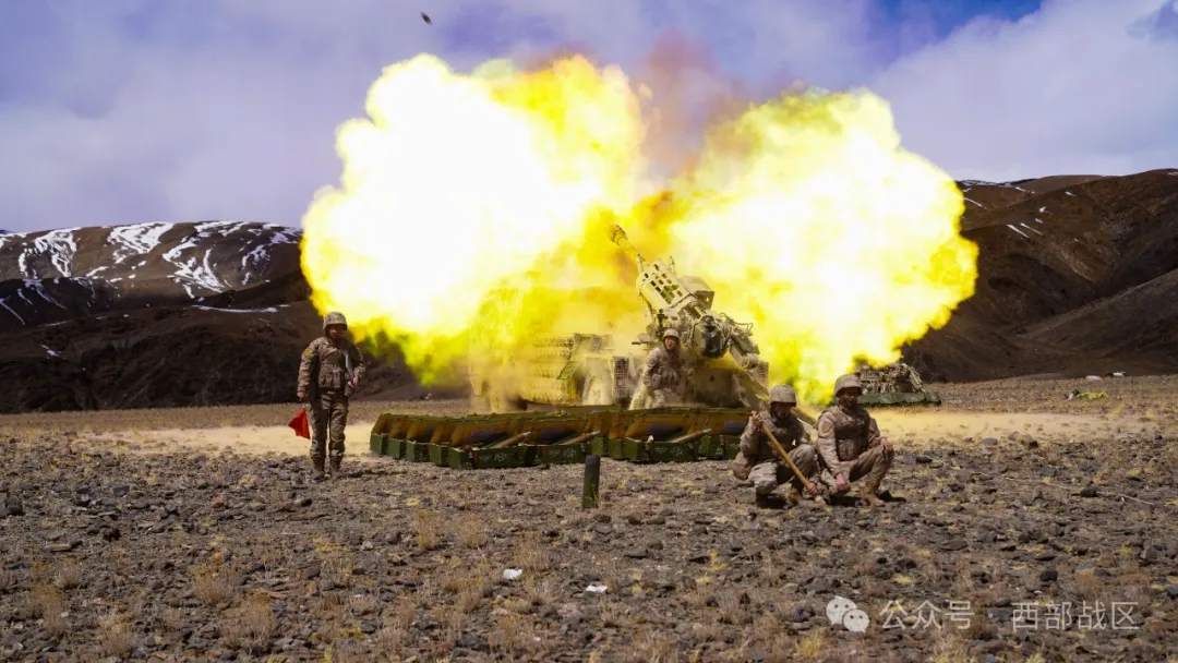 满屏火力直击榴弹炮实弹射击现场