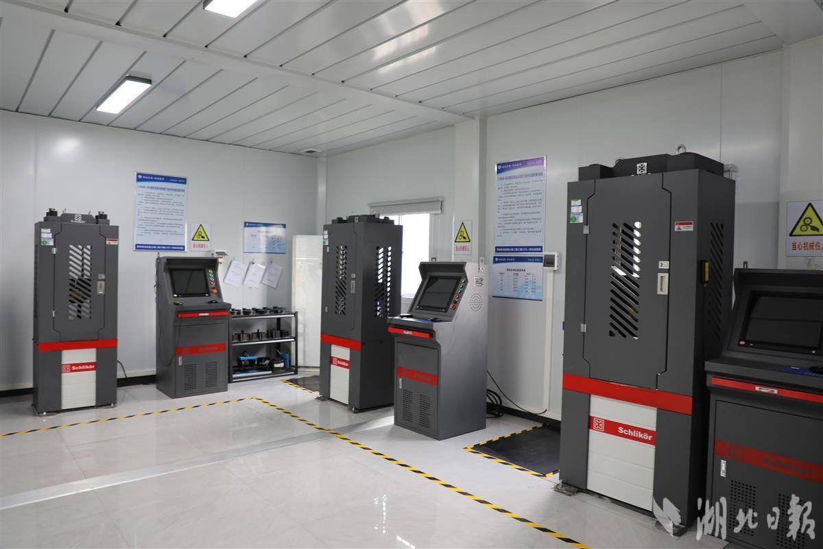 湖北首个高速智能工地试验室建成一键拉钢面小白忙搬砖