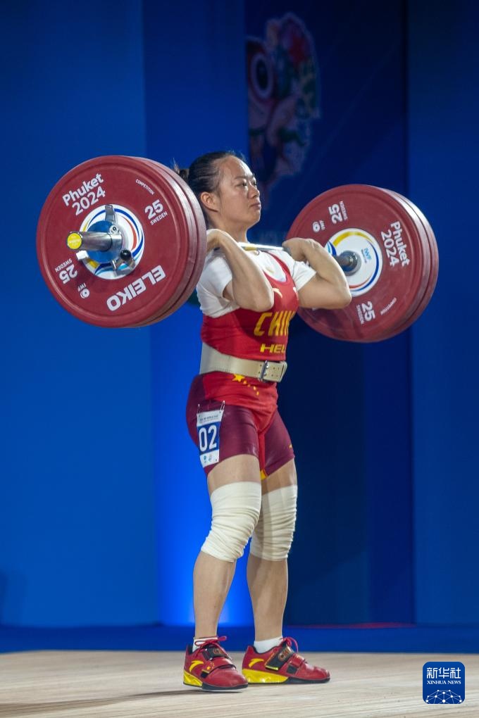 举重世界杯女子49公斤级侯志慧获亚军