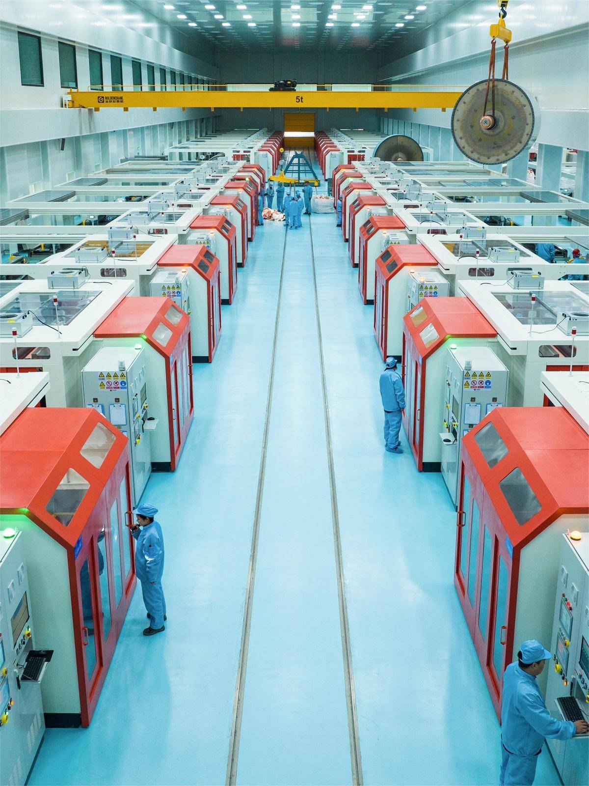 黄石诺德锂电铜箔生产车间,一台台生箔一体机正高效运转,工作人员有序