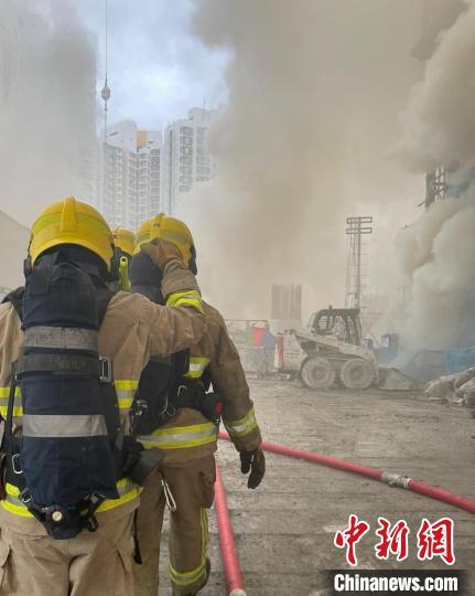 香港天水围工地大火烧逾40小时终被救熄
