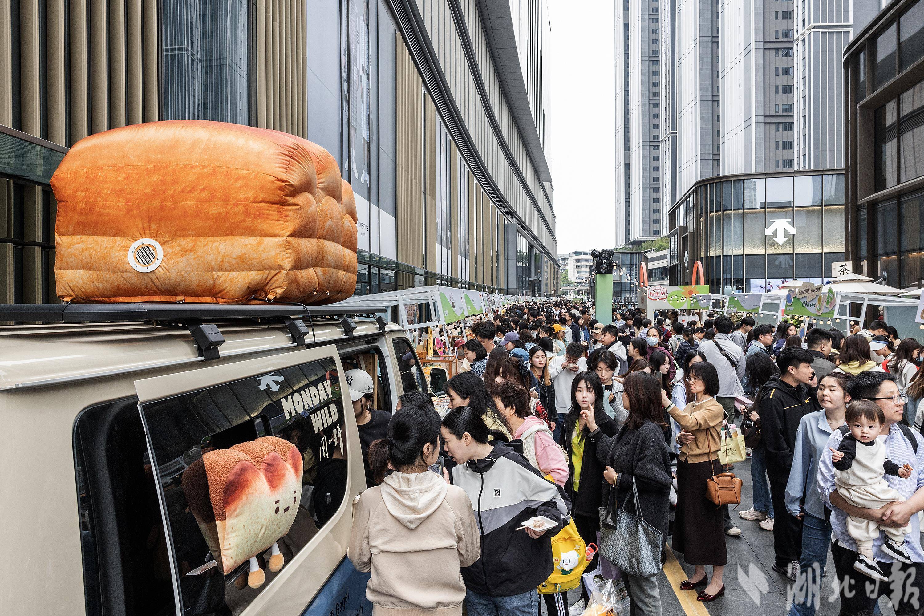 清明假期消费市场火热武汉商场人气爆棚