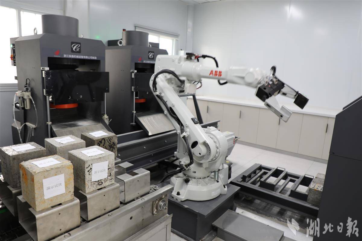 湖北首个高速智能工地试验室建成 一键拉"钢面" 小白忙"搬砖"