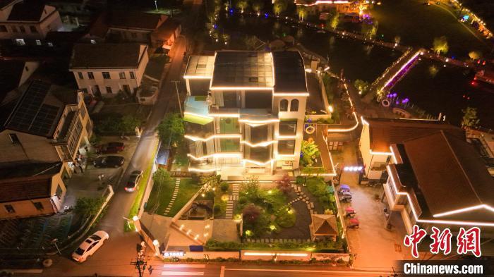 木雕门楣,大红灯笼,绿油油的草皮,造型别致的盆景和时令花卉让人流连