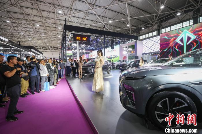 第十四届贵阳国际汽车展览会吸引市民