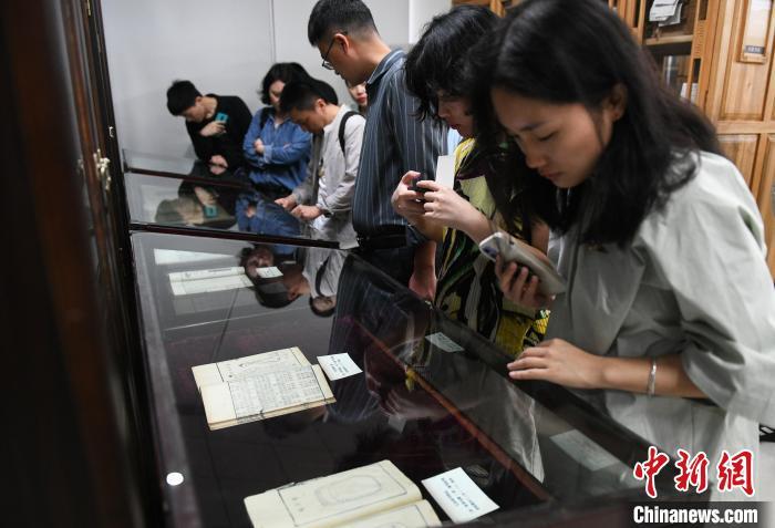 西南大学举办古籍展 12部插图本珍贵古籍亮相引围观