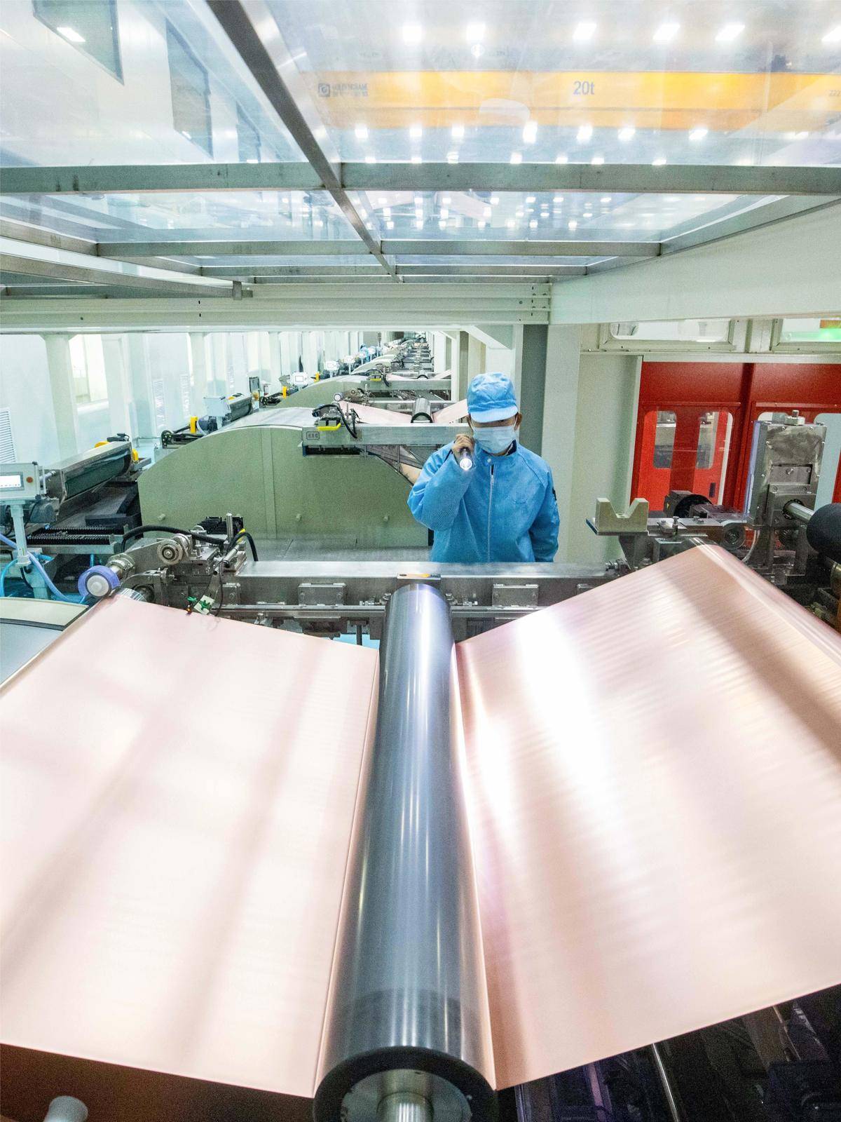 黄石诺德锂电铜箔生产车间,一台台生箔一体机正高效运转,工作人员有序