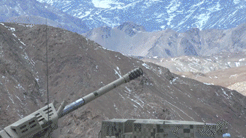 满屏火力直击榴弹炮实弹射击现场