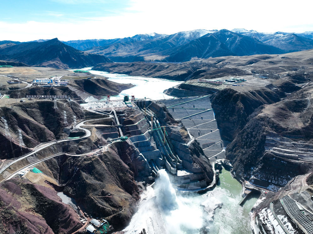 新华鲜报平均海拔3300米黄河流域在建海拔最高装机最大水电站首台机组