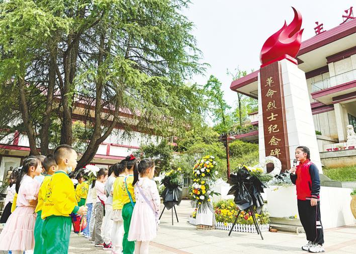 4月1日上午,武汉九峰山革命烈士陵园,市民为革命烈士祭扫,铭记先烈