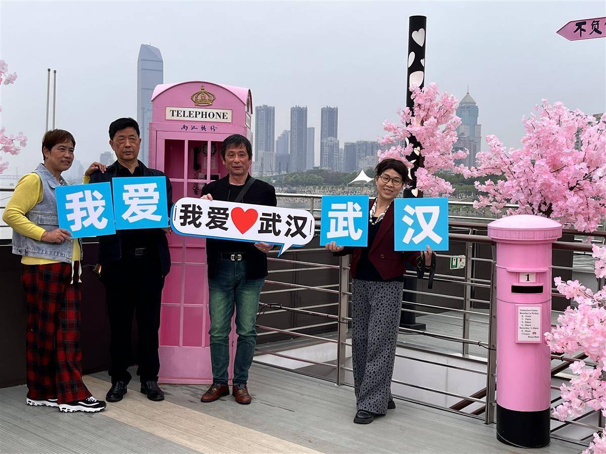 "我爱武汉"日游观光启航,千余游客"打卡两江"