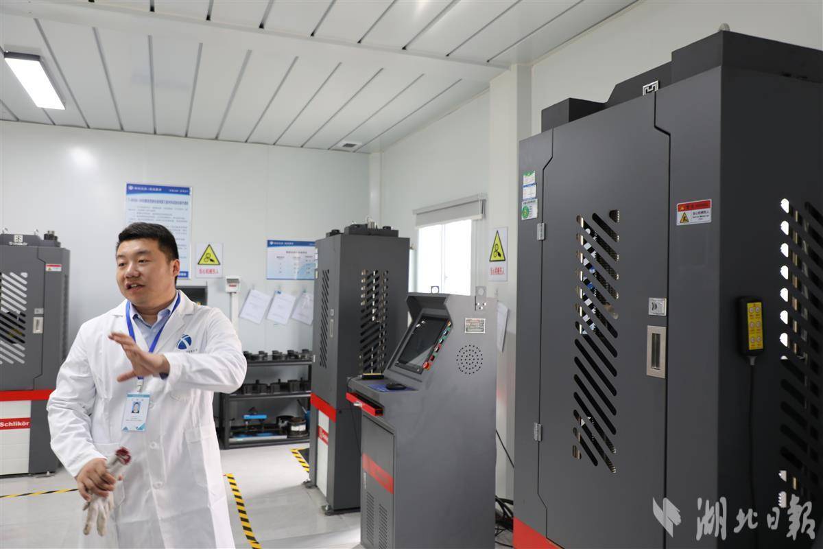 湖北首个高速智能工地试验室建成一键拉钢面小白忙搬砖