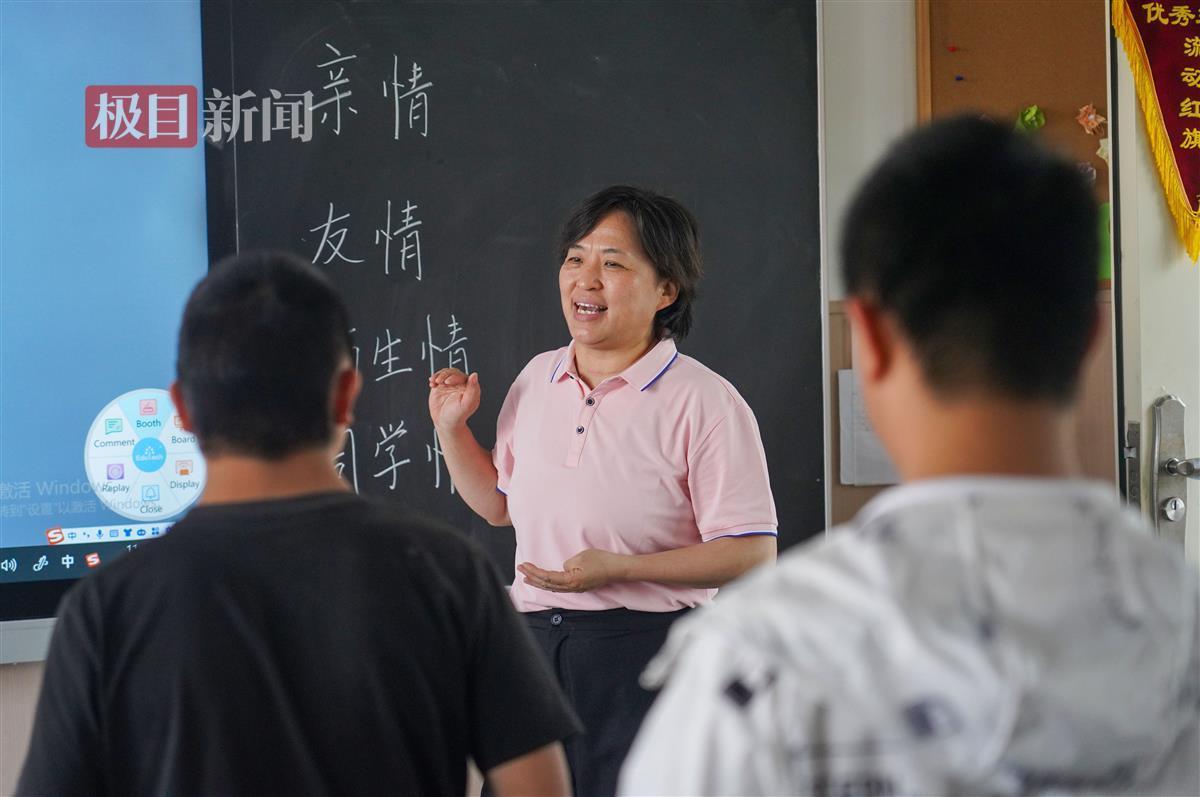 她回忆起当年去武汉第一聋哑学校实习时,带他的老师见她在学校里晃悠
