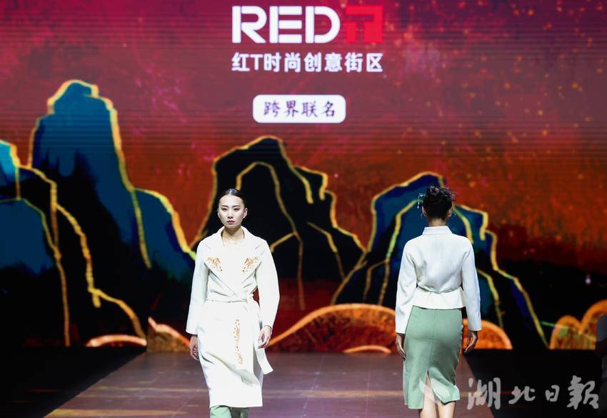 (湖北日报全媒记者 薛婷 通讯员 黄婷 摄)5月9日晚,"2024武汉时裳产业