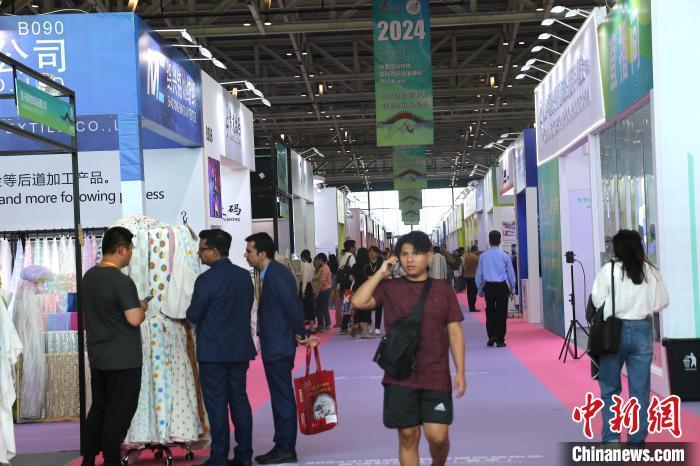 柯桥区轻纺城海外市场促进会秘书长韩俊受访时表示,吉尔吉斯斯坦服装