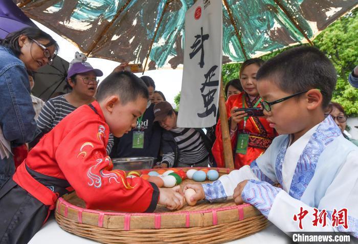 浙江杭州:立夏习俗吸引民众