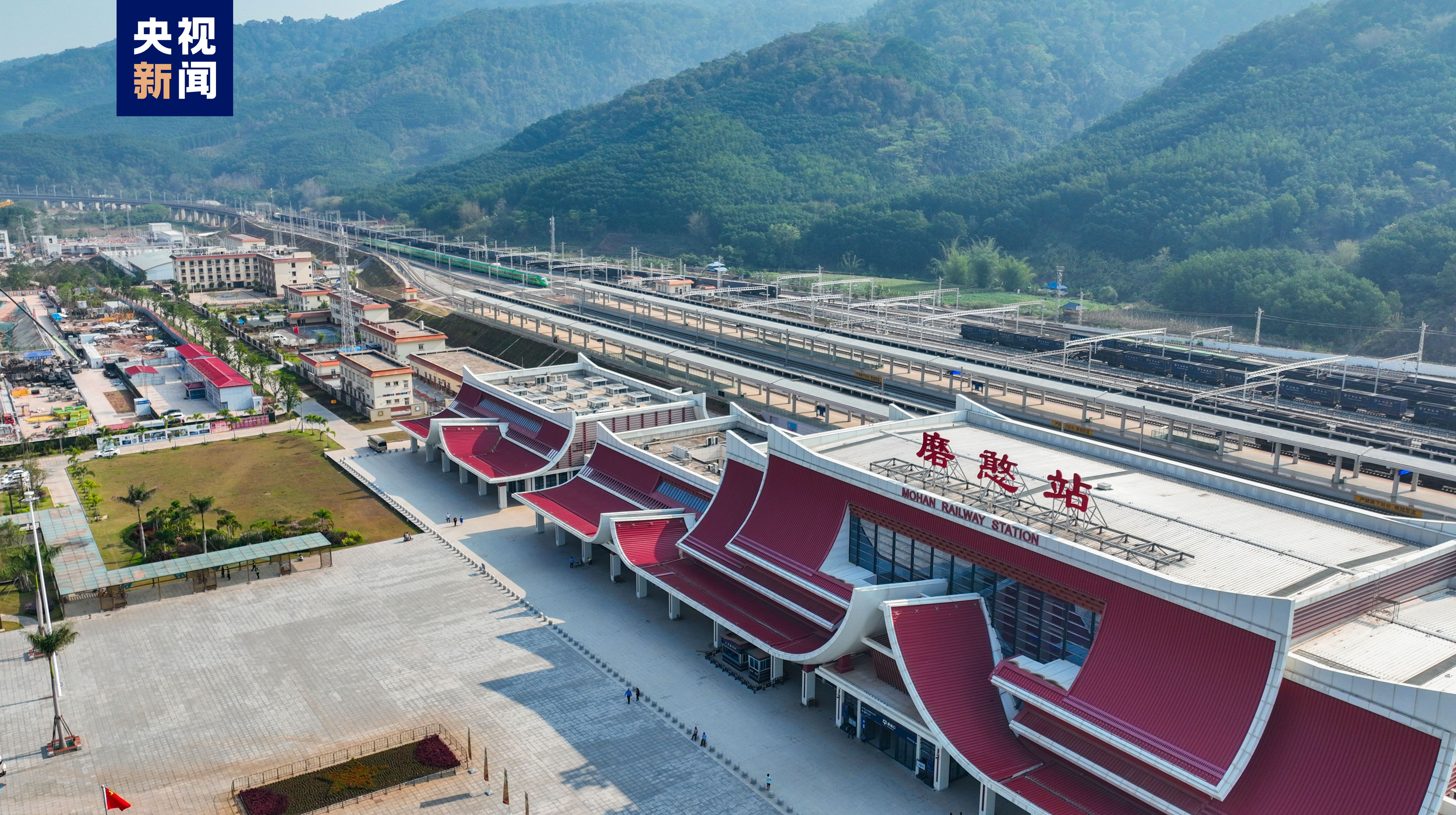 中老铁路磨憨口岸出入境旅客"五一"暴增101%