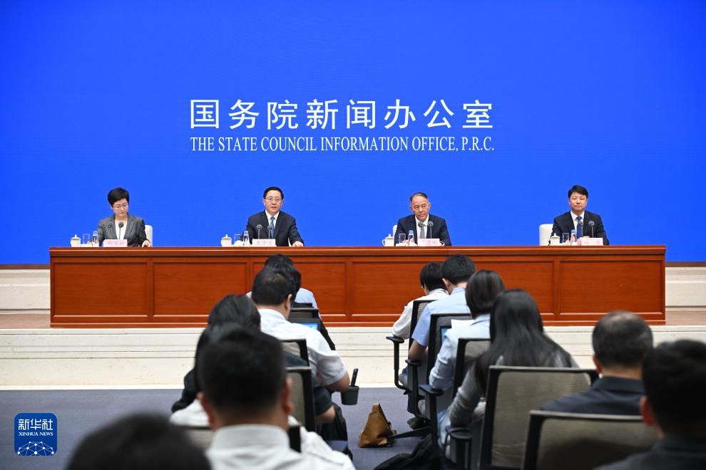 省长王予波,云南省政府党组副书记王显刚,云南省副省长刘勇围绕"走稳