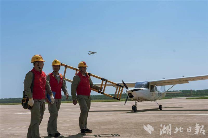 湖北日报讯 (记者黄磊,通讯员毛强)5月18日,靠墙安装的配电柜前,国网