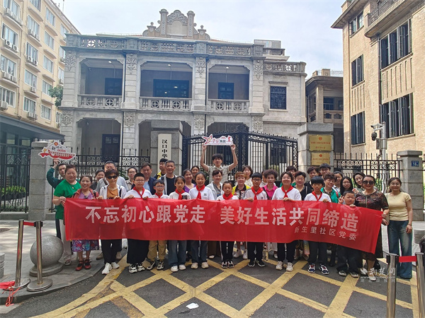 通讯员供图进入工会旧址,大家安静地驻足观看纪念馆布置陈列的场景