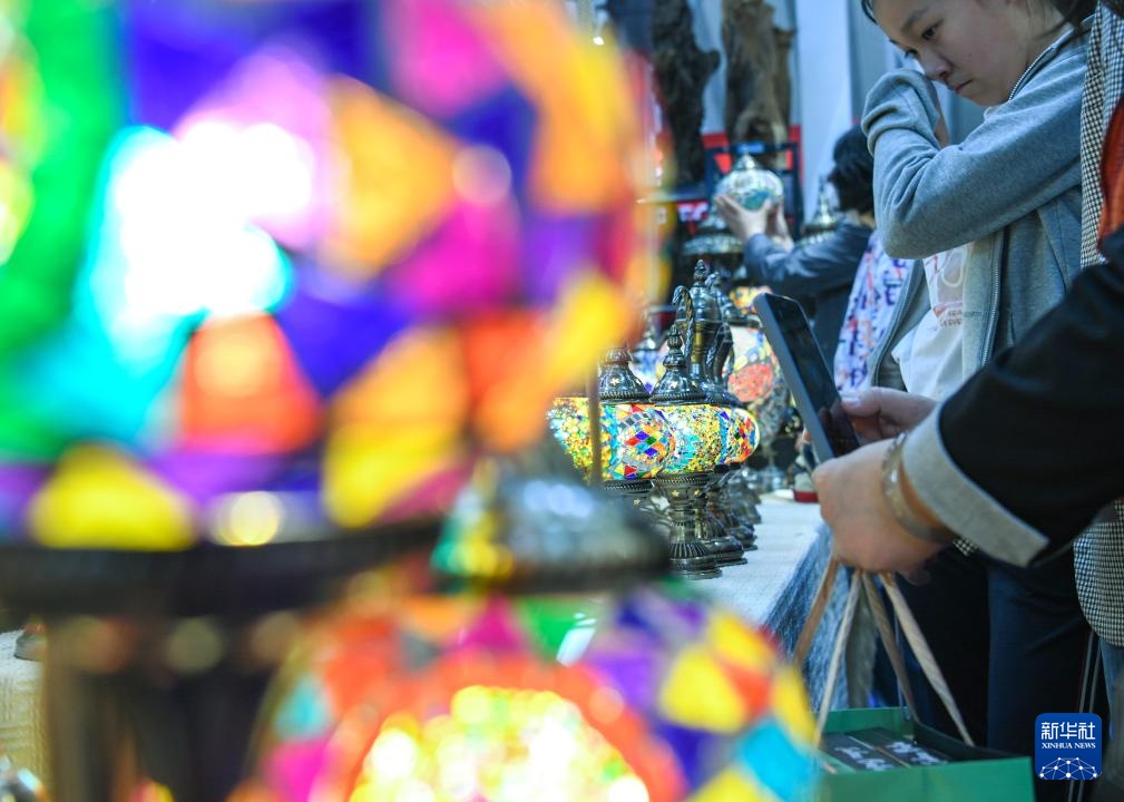 5月19日,在第八届中俄博览会现场,人们欣赏越南生产制作的灯饰.