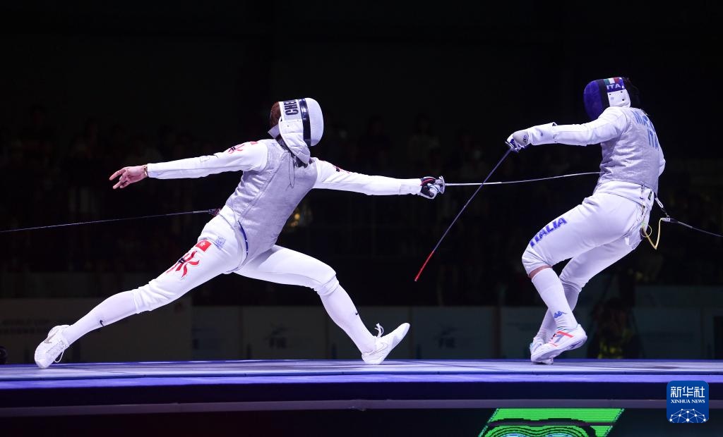 击剑——花剑世界杯香港站:中国香港队获男子团体冠军