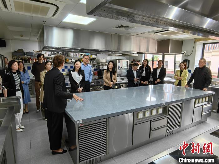 侨界人士走进上海蓝带 共话促进中法人文交流