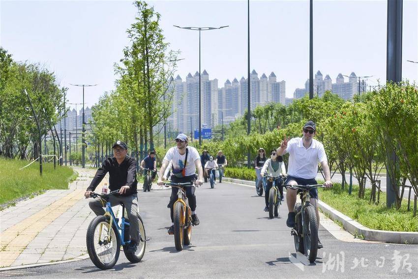 法国驻武汉总领事骑行探访中法生态城新地标