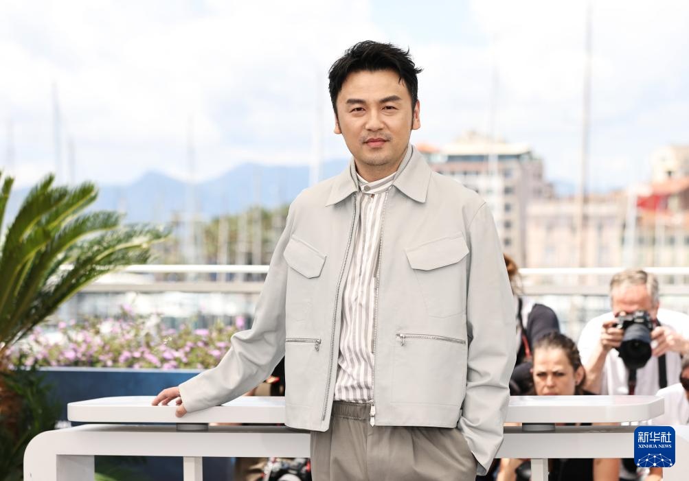 戛纳电影节:中国影片《酱园弄》主创亮相拍照式-荆楚网-湖北日报网