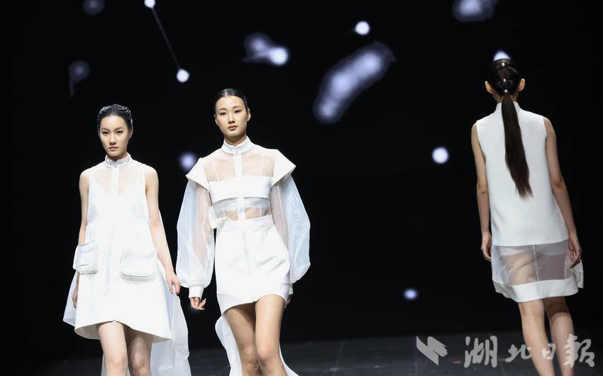 (湖北日报全媒记者 薛婷 通讯员 黄婷 摄)5月9日晚,"2024武汉时裳产业