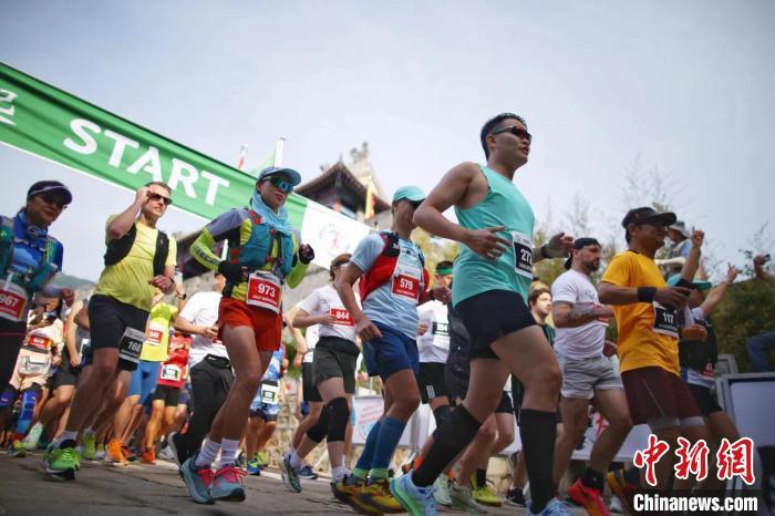 第21届中国·天津黄崖关长城国际马拉松开跑