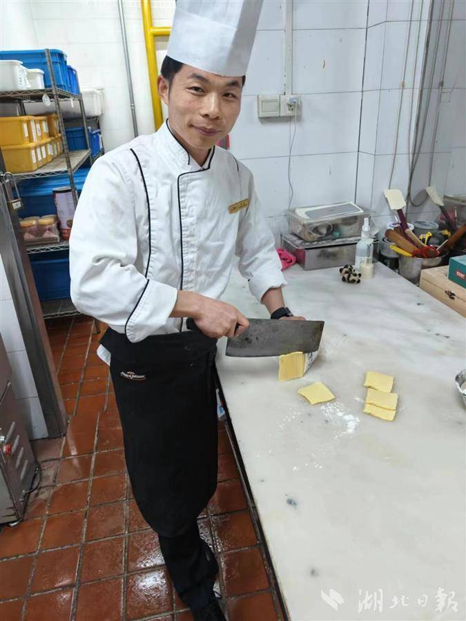 荆楚网>新闻频道>湖北日报 邓勇,1989年4月出生,中式面点高级技师,为