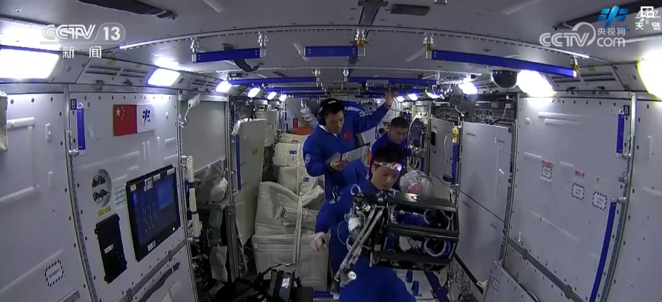 神舟十八号航天员乘组状态良好,空间站组合体运行稳定,具备开展出舱