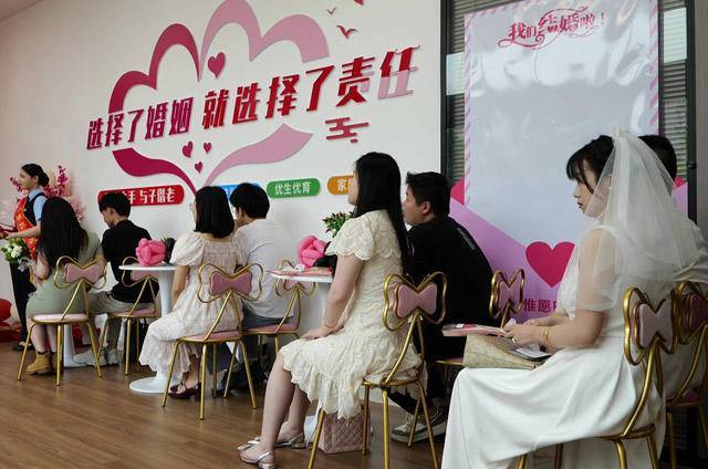 浪漫"520"撞上希望"小满" 赤壁婚姻登记让新人收获幸福满满