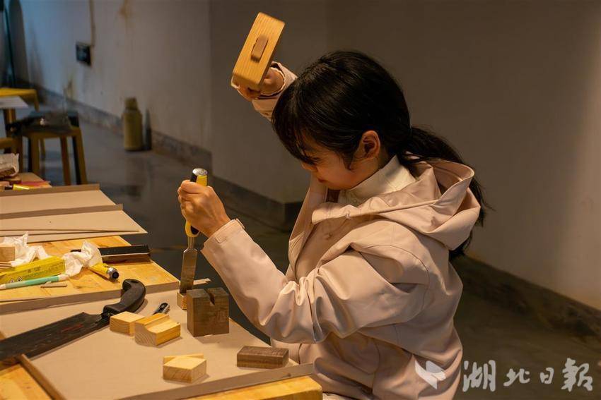 湖北大学这门公选课,学子醉心"创意木作"