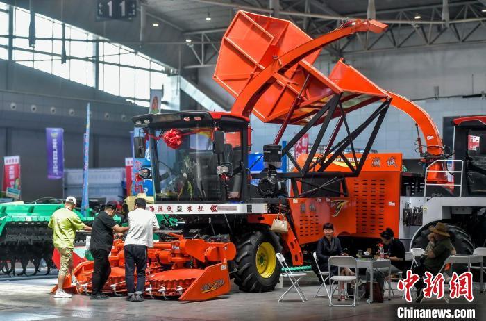 新疆农业机械博览会在乌鲁木齐开幕