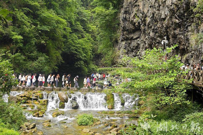 一些游客在宜昌市夷陵区黄花镇境内的三峡大瀑布风景区游览青山