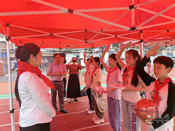 今天和爸爸一起"过节" 爱心接力守护幸福童年