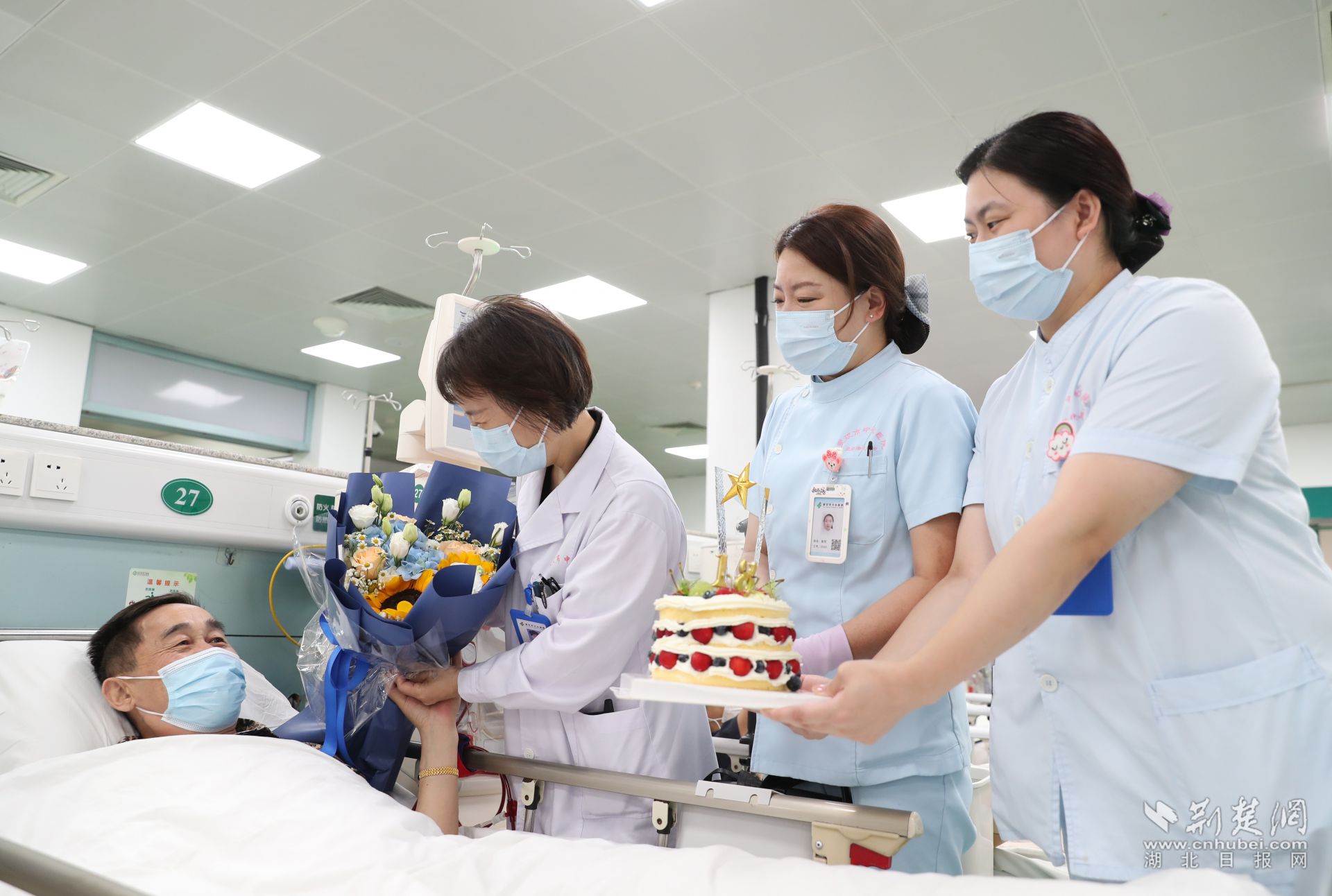 暖心!武汉市中心医院医护为尿毒症患者举办别样的18岁生日