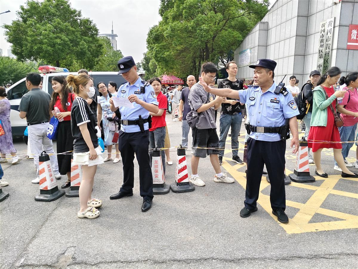 女孩错把一卡通当身份证险误高考,执勤民警2分钟办好临时身份证