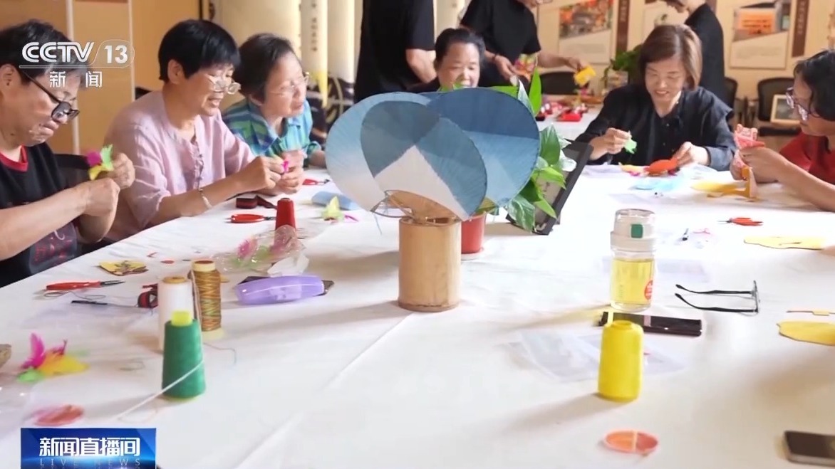 今年,镇里还专门请来懂制作的手艺人,和大家一起交流.