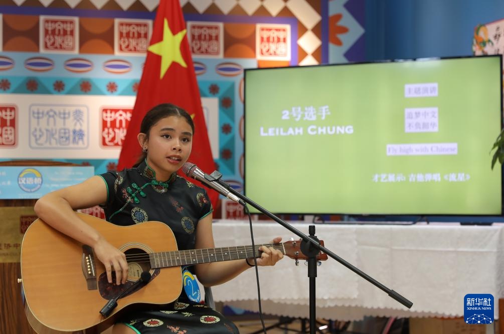 汉语桥"世界中学生中文比赛斐济赛区决赛上,选手在表演环节演唱中文