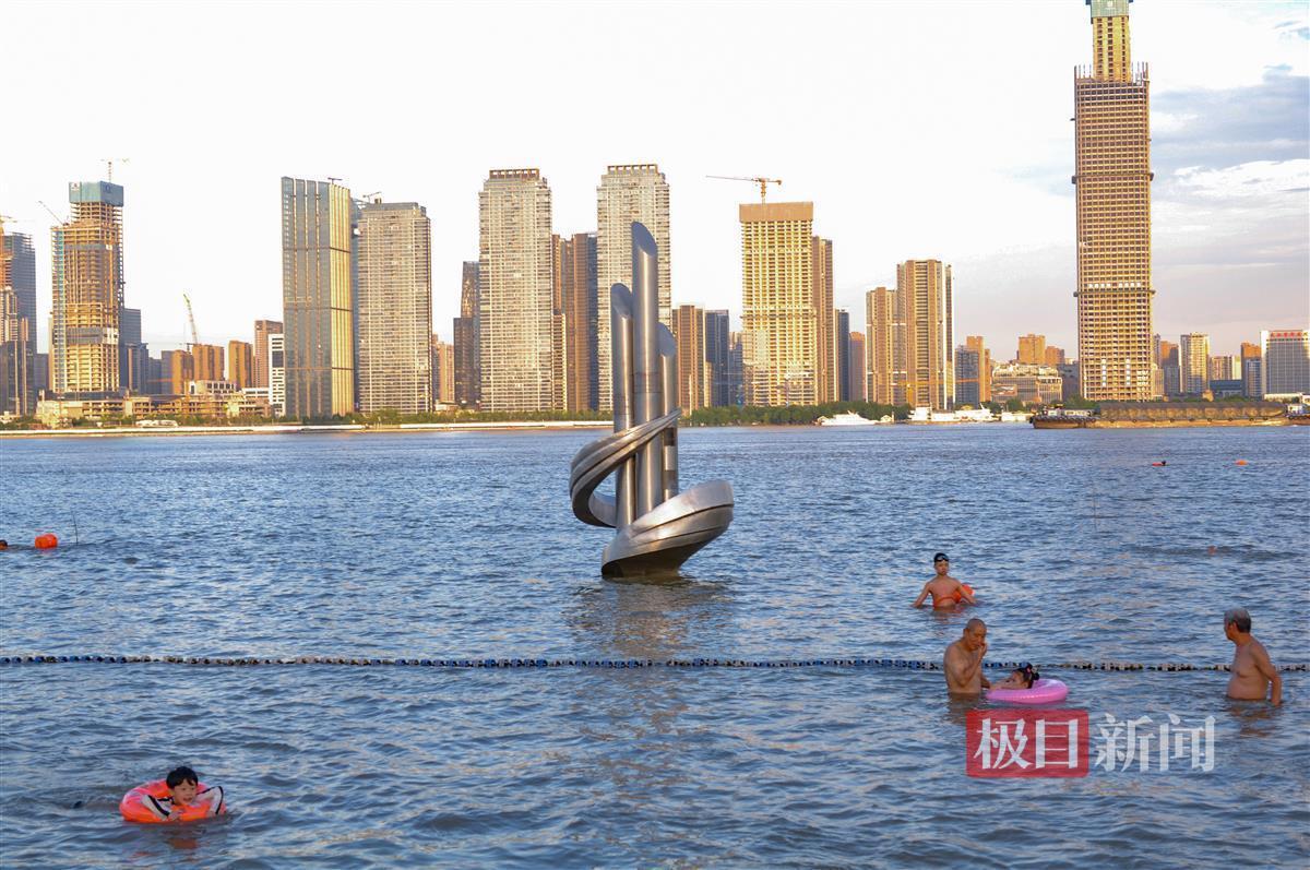 两江交汇,泾渭分明