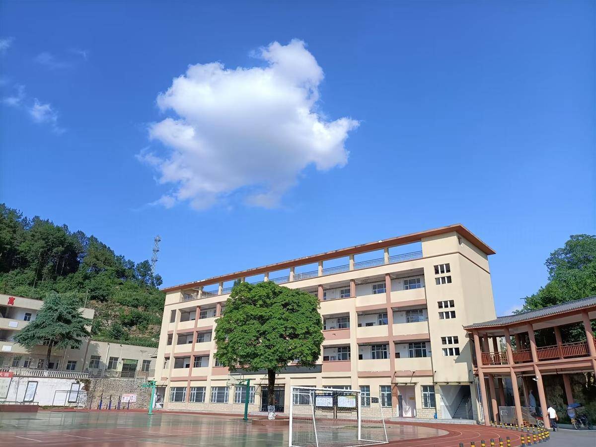 保康县店垭镇中心学校始建于1931年,有悠久的历史,有厚重的文化积淀.