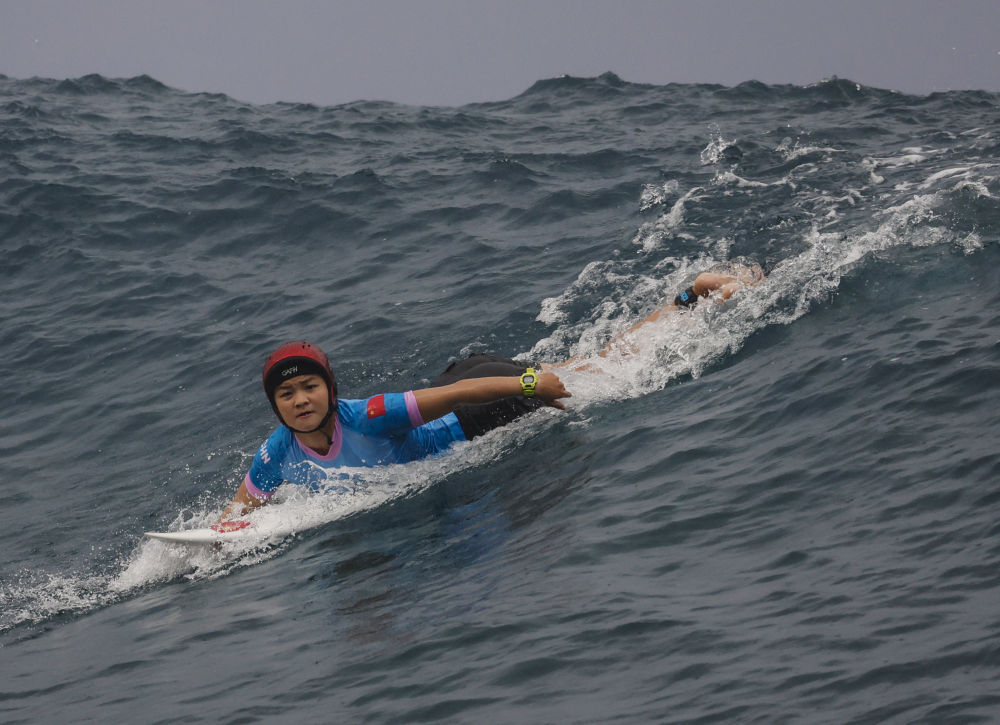 巴黎奥运会 | 中国首位奥运冲浪选手杨思琪晋级16强