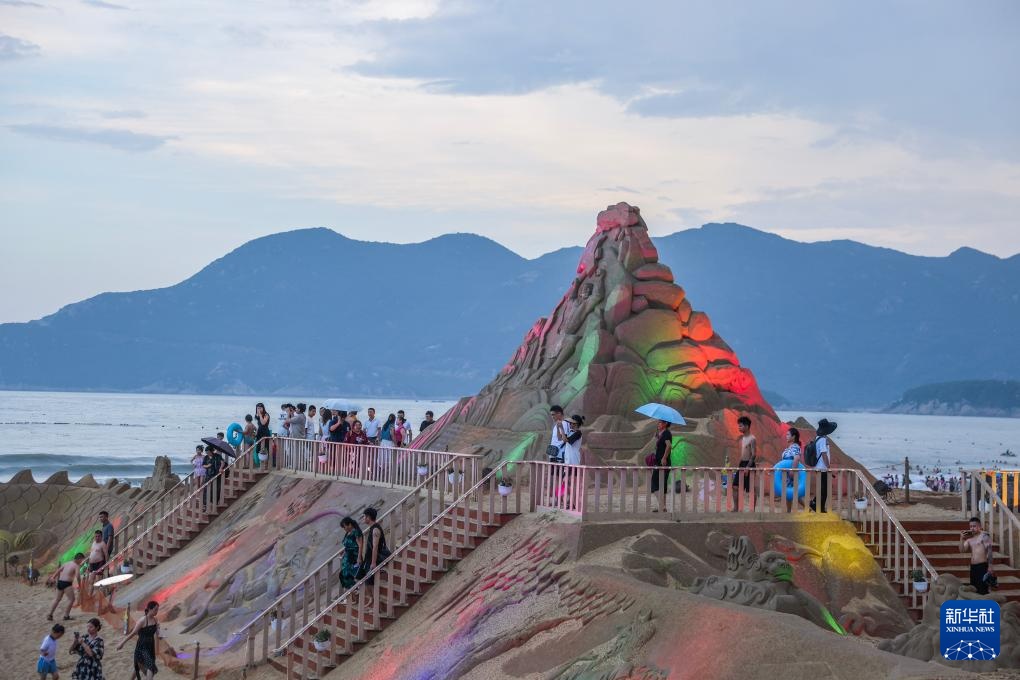 徐昱 摄近期,东海之滨的浙江舟山朱家尖南沙景区迎来暑期旅游高峰,日