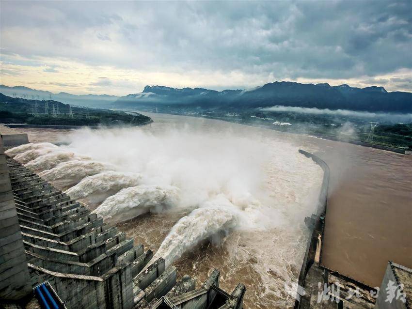 三峡泄洪图片