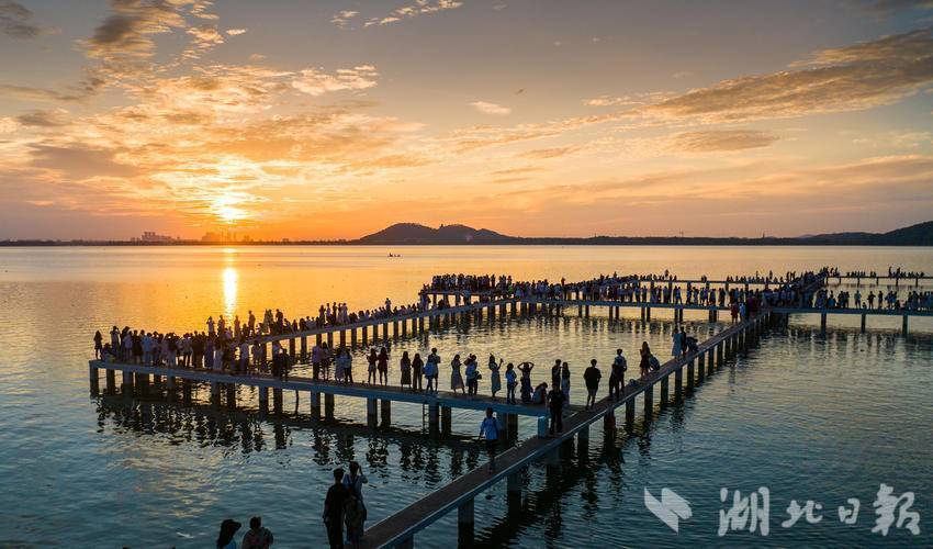 日出东湖醉游人